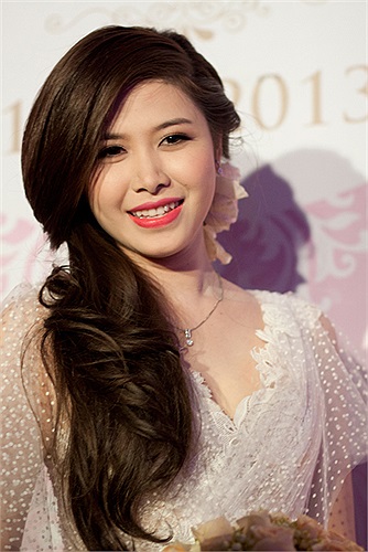 Trước đám cưới vài tháng, cô đã cùng nhà thiết kế Phạm Đăng Anh Thư của thương hiệu váy Joli Poli lên ý tưởng cho hai bộ váy lộng lẫy. 