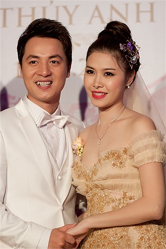 Theo nhà thiết kế, tông màu đồng vừa tôn được nước da của cô dâu Việt, vừa tạo sự mới lạ, độc đáo bên cạnh tông trắng vốn đã quá quen thuộc.