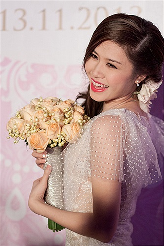 Chiếc váy trumpet Thủy Anh mặc khi đón khách được may bằng vải voan chấm bi trẻ trung, điểm xuyết hoa văn ren chìm bên trong.