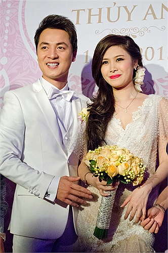 Váy có tay xòe điệu đà.