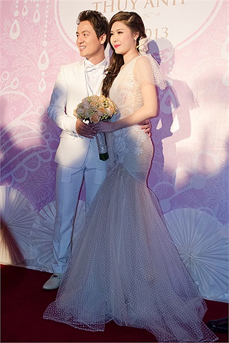 Phần chân xòe tạo dáng xếp ly nhỏ mềm mại. Theo Ngôi Sao