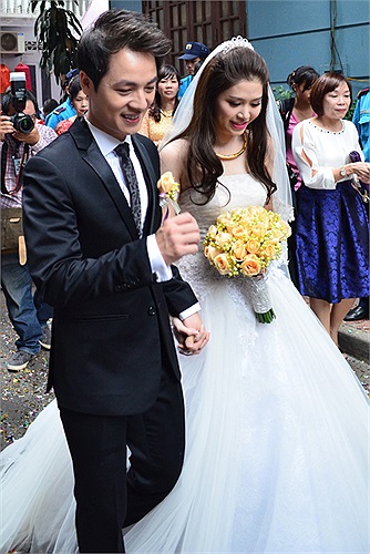 Váy cưới cúp ngực màu trắng được cô dâu mặc khi rước dâu. Dáng váy bồng công chúa được may bằng chất liệu voan lưới, bên trong có một lớp vải ren như một thảm hoa ẩn hiện dưới lớp sương mai.