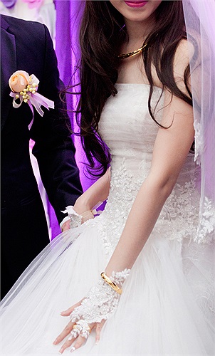  Váy chỉ sử dụng họa tiết ren nổi kết pha lê để trang trí phần eo theo phong cách tối giản vô cùng sang trọng. Đặc biệt, găng tay của cô dâu cũng làm từ vải ren cùng hoa văn với váy.