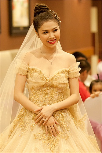 Dáng váy xòe có phần đuôi dài được trang trí bằng hoa văn ren baroque - đặc trưng trong các thiết kế của Anh Thư.