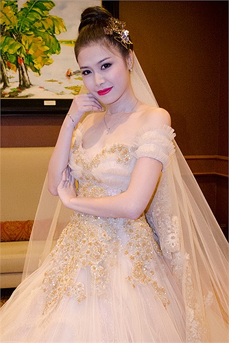 Toàn bộ chi tiết thêu ren, đính pha lê và bèo nhún trên thân áo đều được làm thủ công.