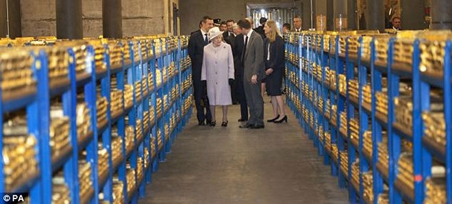 Vàng trong kho này được đúc thành những thỏi nặng 12,7 kg và được đặt trên những chiếc giá sơn xanh. Mỗi giá như thế này 'chuyên chở' 1 tấn vàng, trị giá 56 triệu USD. 