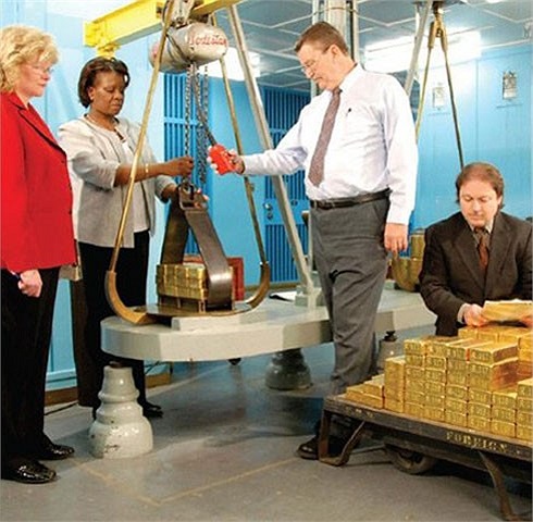 Số vàng nằm trong hầm này thuộc sở hữu của 36 Chính phủ, Ngân hàng trung ương và các tổ chức quốc tế. Chỉ một phần rất nhỏ trong số này thuộc về Mỹ. Kim loại quý được kiểm tra rất kỹ trước khi chuyển đến hoặc mang đi. 