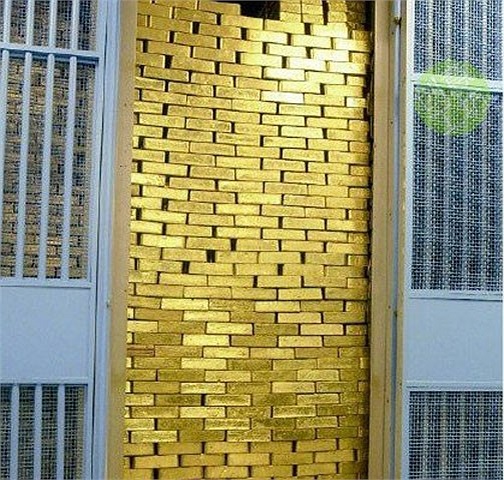 Hầm vàng của Fed gồm 122 phòng lưu trữ. Lớn nhất trong số đó là căn phòng lưu trữ 110.000 cục vàng hình viên gạch được xếp chồng lên nhau. Ở đây, vàng được đúc thành những thỏi lớn như viên gạch 