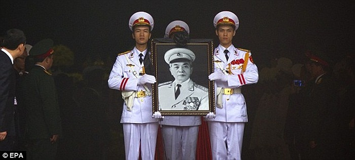 Đội tiêu binh rước di ảnh của Đại tướng ở lễ tang