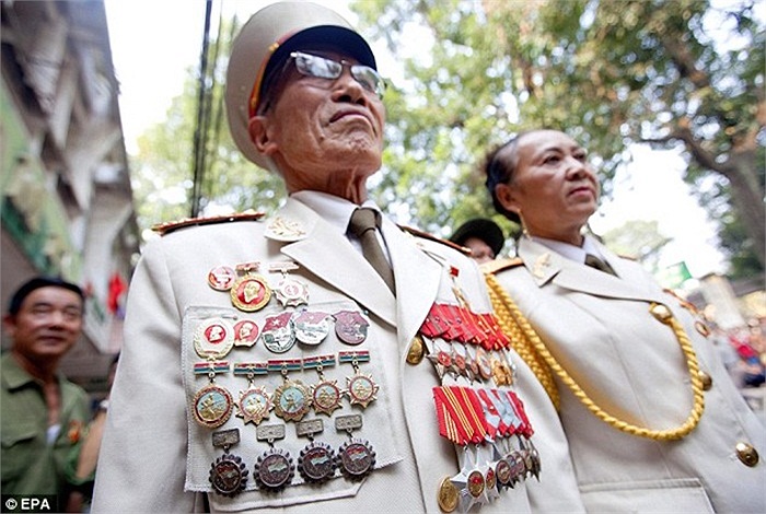 Những cựu chiến binh ngực mang đầy huân, huy chương đến tiễn đưa người 'Anh cả' của Quân đội Nhân dân Việt Nam tại Nhà tang lễ Quốc gia