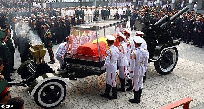 Đội tiêu binh đưa linh cữu Đại tướng lên linh xa