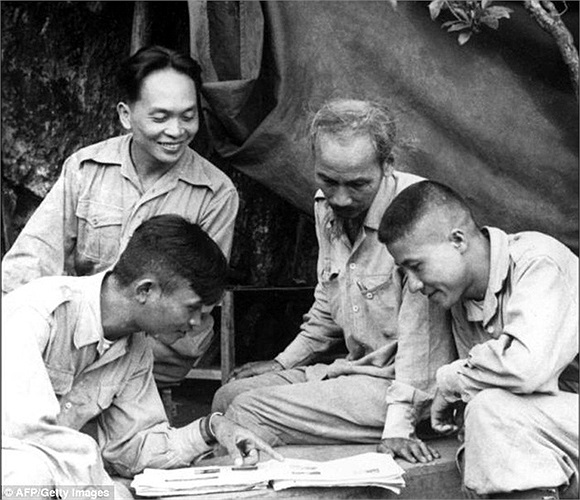 Đại tướng bàn bạc cùng Bác Hồ năm 1950