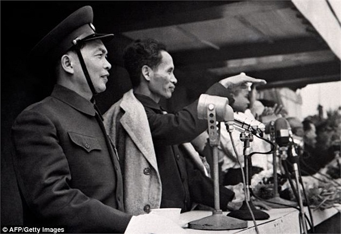 Đại tướng Võ Nguyên Giáp tham dự lễ đón mừng Chủ tịch Hồ Chí Minh trở lại Thủ đô Hà Nội ngày 15/1/1955