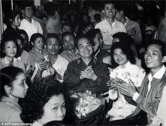 Đại tướng Võ Nguyên Giáp đón tiếp các Anh hùng lao động nhân ngày Quốc tế lao động 1/5/1968