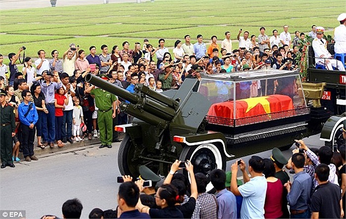 Linh xa đưa linh cữu Đại tướng đi ngang qua Lăng Chủ tịch Hồ Chí Minh trước khi kính trọng của nhân dân