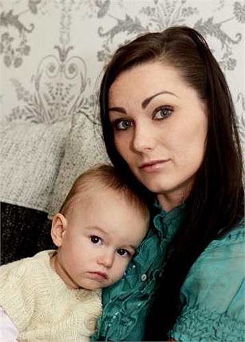 Chị Sadie Perry, 27 tuổi, ngụ tại Anh, đã chụp lại hình ảnh con nhện mà em bé trước đó đã cầm và tải lên mạng. Chỉ trong thời gian ngắn, bạn bè của chị nhận ra đó là loài nhện False Widow, loài nguy hiểm chết người nhất tại Anh.