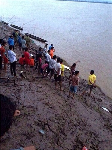 Dân địa phương đổ ra bờ sông Mekong. Nhiều mảnh vụn máy bay gặp nạn bắn tung tóe. Chiếc ATR-72 xuất phát từ thủ đô Vientiane đến sân bay quốc tế Pakxe gặp nạn vào khoảng 16h chiều 16/10. Nhiều hãng truyền thông đưa tin, hậu quả của bão Nari có thể là