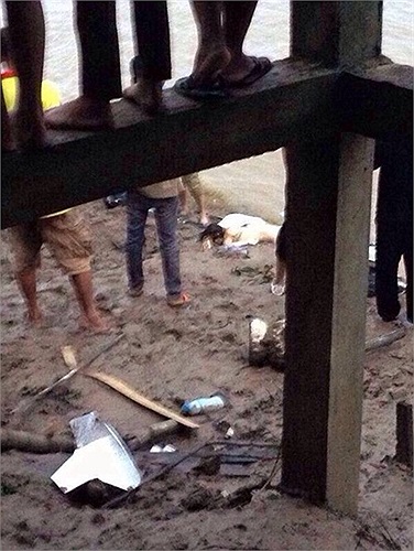 Một mảnh vỡ máy bay trên bờ sông. Reuters miêu tả cảnh được chiếu trên truyền hình Thái Lan với xác máy bay bị ngập lưng chừng với phần đuôi bị hư hại nặng nề. Ảnh: Hilight.kapook. 