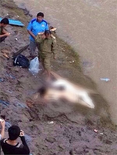 Nhiều người ghi lại hình ảnh những mảnh vỡ máy bay. Chiếc ATR-72 chở 44 người và 5 người thuộc tổ lái. Reuters đưa tin, tất cả 49 người trên máy bay đều thiệt mạng. Ảnh: Hilight.kapook. 