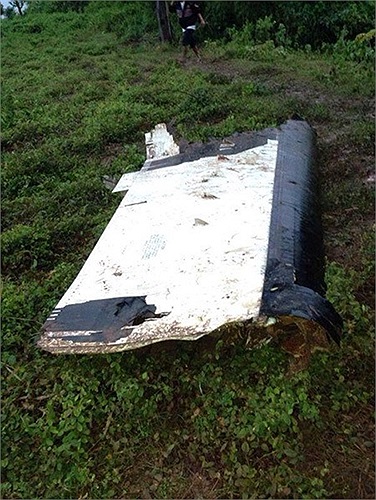 Mảnh xác máy bay vương vãi 