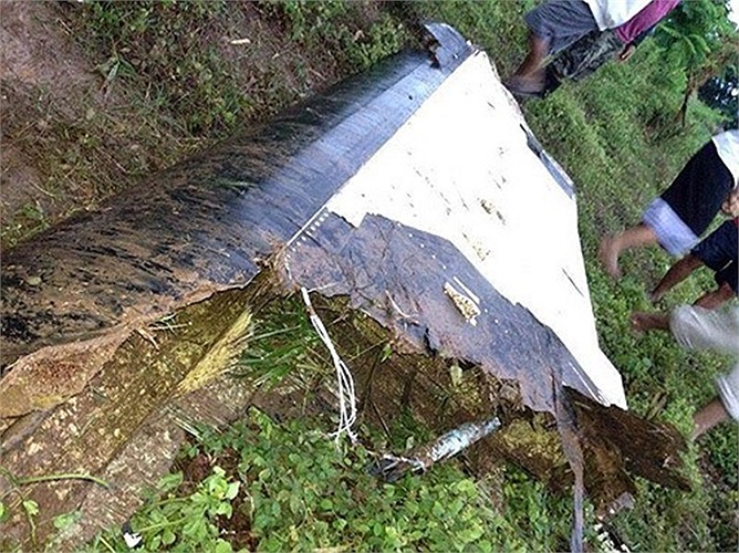 Một mảnh vỡ máy bay trên bùn đất. Theo hãng thông tấn quốc gia Lào KPL, chiếc máy bay đang chuẩn bị hạ cánh thì một luồng gió mạnh dường như đã đẩy nó ra xa khỏi sân bay. Ảnh: Thaiza