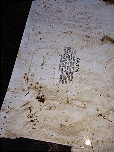 Một phần của chiếc máy bay hãng Lao Airlines. Trong số 49 người được cho là đã thiệt mạng, có 2 người mang hộ chiếu Việt Nam là Le Hue và Vuong Thi Ngan. Một người có tên Dao Thi Lieu mang hộ chiếu Canada. Ảnh: Thaiday