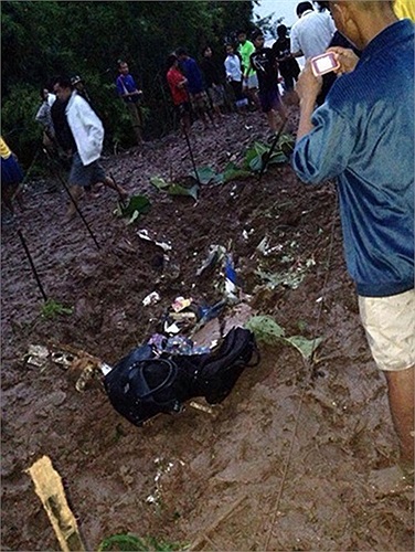 Một người chụp lại thứ có vẻ như là hành lý trên chiếc máy bay gặp nạn. Ảnh: Thaiday