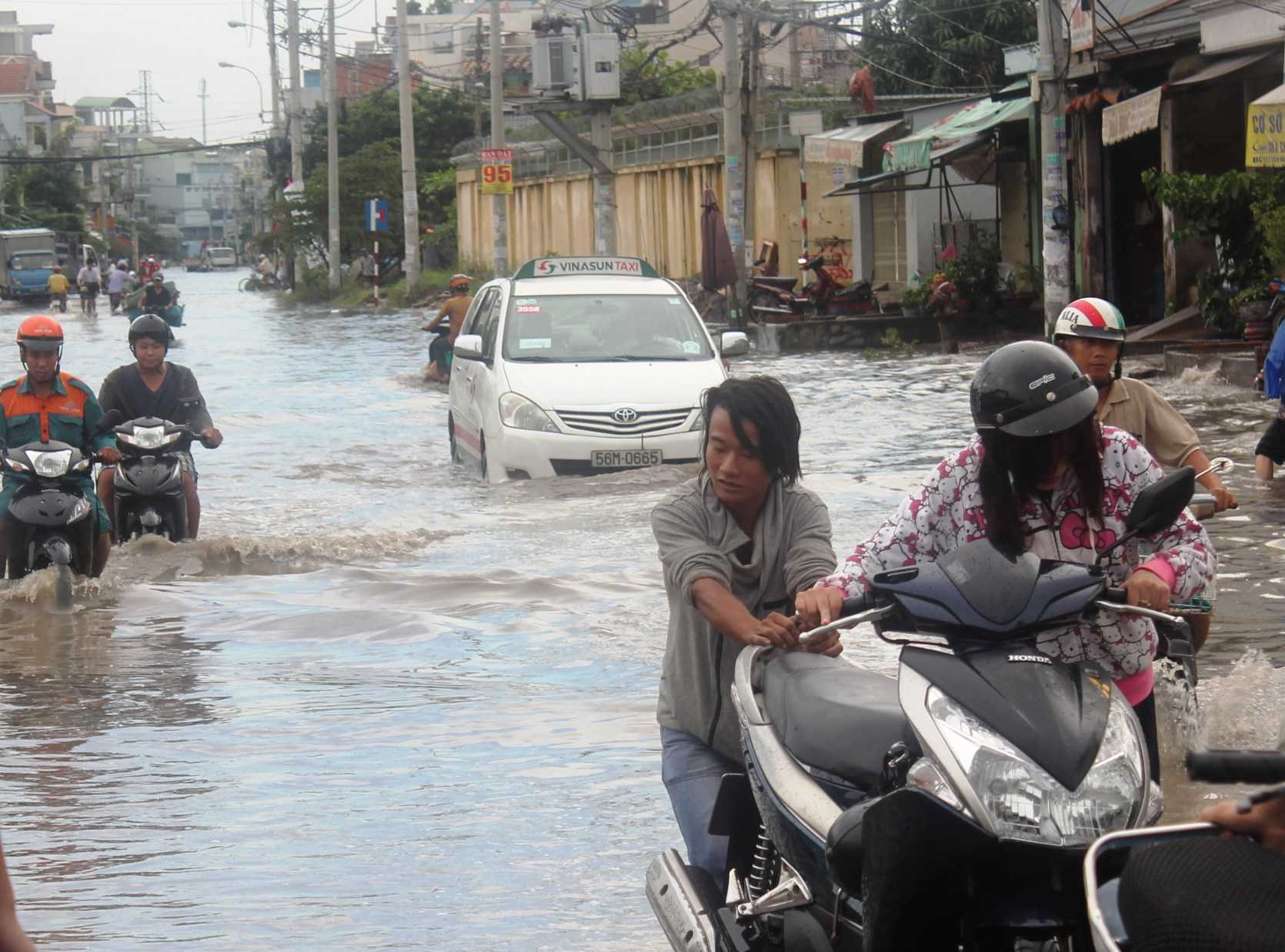 Cứ mỗi lần có xe máy chết máy dẫn bộ đến gần khu vực chân cầu Tân Hóa, một vài thanh niên bắt đầu lao xuống nước giả vờ phụ giúp khổ chủ đẩy xe rồi gạ lau chùi bugi.