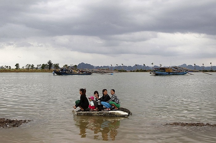 Hình ảnh về người dân Quảng Ninh cũng xuất hiện trong loạt ảnh về bão Hải Yến trên trang Mirror