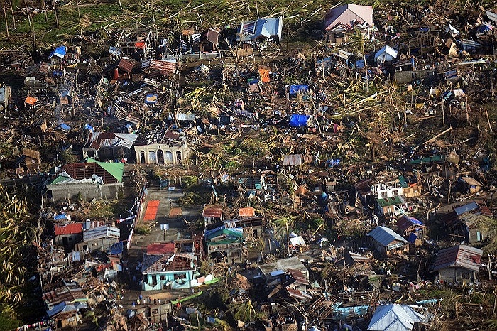 Cả trăm xác chết nằm la liệt trên đường phố