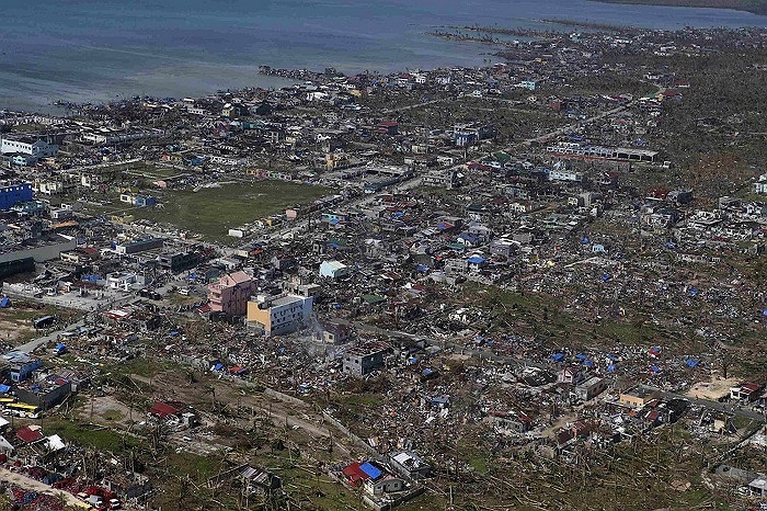 Nhiều thi thể nạn nhân chưa được mai táng gây ra tình trạng mất vệ sinh