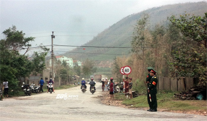 Đường dẫn từ quốc lộ 1A vào khu vực Mũi Rồng, Vũng Chùa, đảo Yến