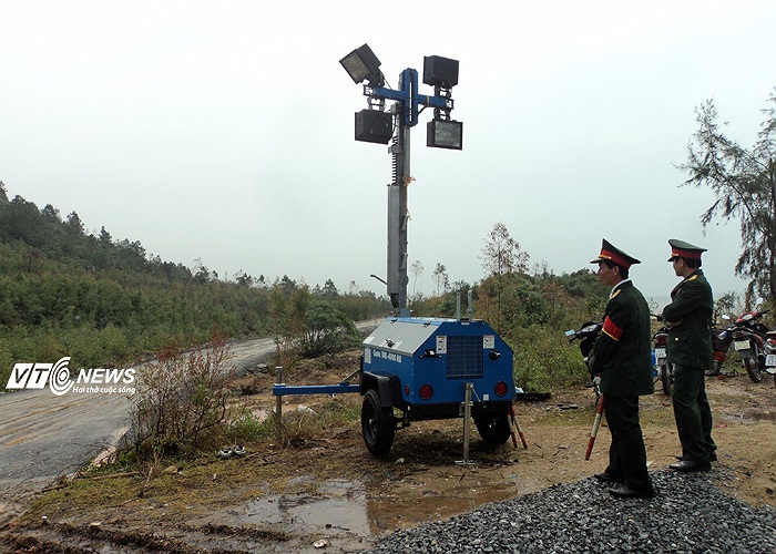 Xe phát điện chiếu sáng cho con đường. Tỉnh Quảng Bình sẽ cho phát điện cả khu vực trong 3 ngày để người dân vào viếng mộ Đại tướng Võ Nguyên Giáp