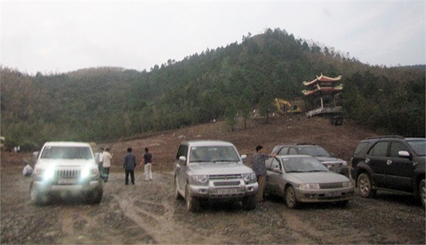 Hiện khu vực an táng Đại tướng Võ Nguyên Giáp đang được bảo vệ 24/24 giờ, nhằm bảo đảm thuận lợi và an toàn cho Lễ an táng Đại tướng vào chiều mai.