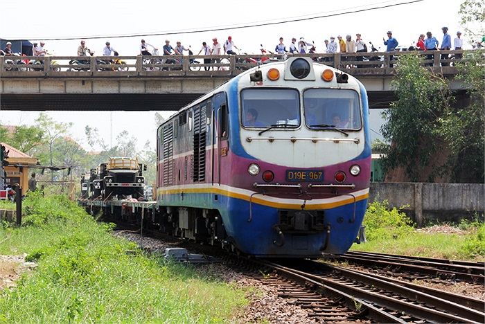 Đoàn tàu chở xe quân dụng phục vụ Lễ Quốc tang Đại tướng Võ Nguyên Giáp trở về ga Đồng Hới, Quảng Bình.