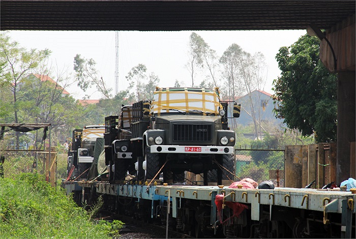 Đoàn xe này được điều động từ Bình Dương ra do Tổng cục vận tải, Tổng cục hậu cần đảm nhiệm vận chuyển.