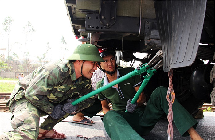 Ngay sau khi đoàn xe về tới ga, công tác bốc dỡ được thực hiện khẩn trương.