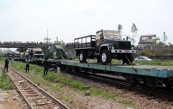 Đoàn xe gồm hai xe chở Quốc kỳ, Quân kỳ...