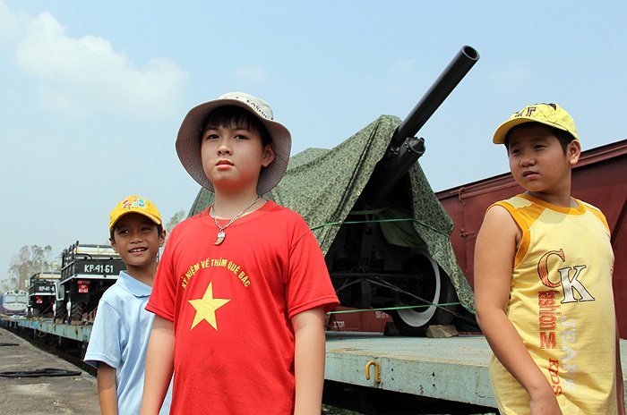 Các em nhỏ hiếu kỳ có mặt tại ga Đồng Hới