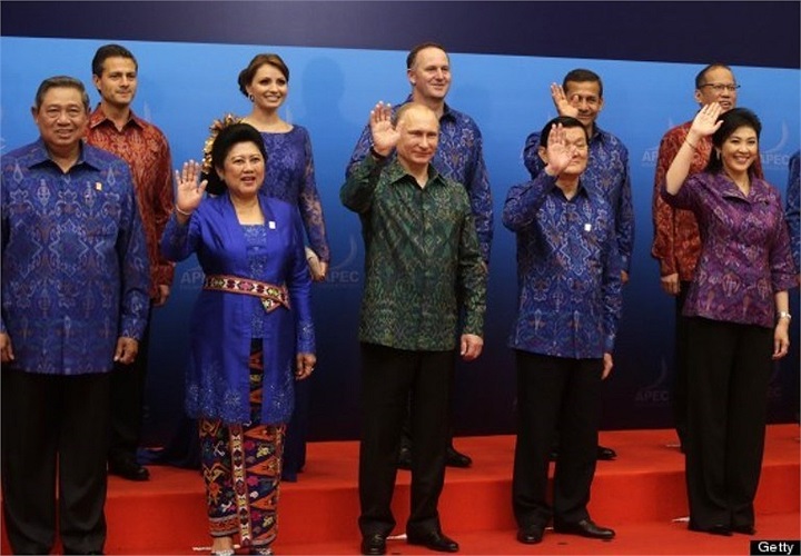 Chủ tịch nước Trương Tấn Sang, Tổng thống Nga Putin và các nhà lãnh đạo tham dự APEC chụp ảnh kỷ niệm. Ảnh: AFP 