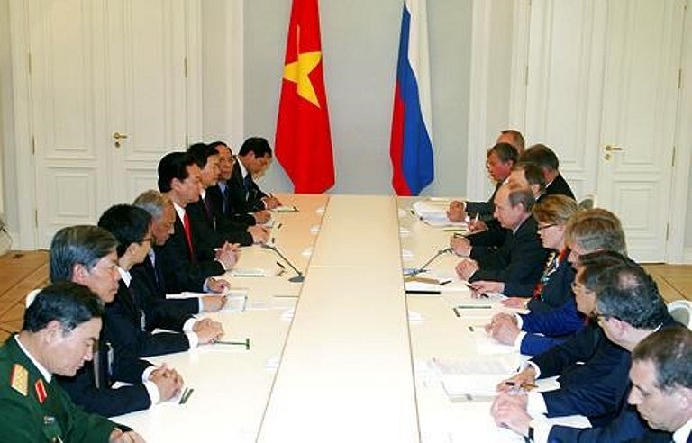 Thủ tướng Nguyễn Tấn Dũng trao đổi ý kiến với Tổng thống Putin. Ảnh: Chinhphu.vn