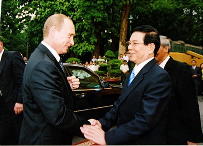 Nguyên Chủ tịch nước Nguyễn Minh Triết từng tiếp đón Tổng thống Nga V. Putin trong chuyến thăm chính thức năm 2006. Ảnh: TTXVN 
