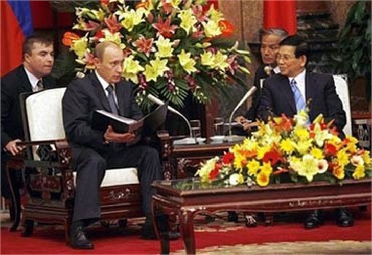 Tổng thống Putin hội đàm với Nguyên Chủ tịch nước Nguyễn Minh Triết tại Phủ chủ tịch. Sau cuộc hội đàm, nhiều thỏa thuận hợp tác về ngân hàng, dầu khí, du lịch giữa hai nước đã được ký kết. Ảnh: AP 