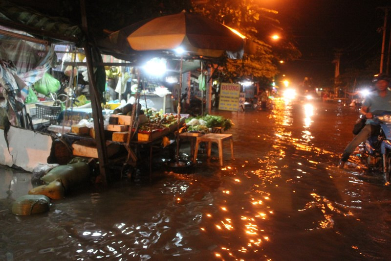 TP.HCM, triều cường, ngập nặng, bì bõm, sông, chết máy