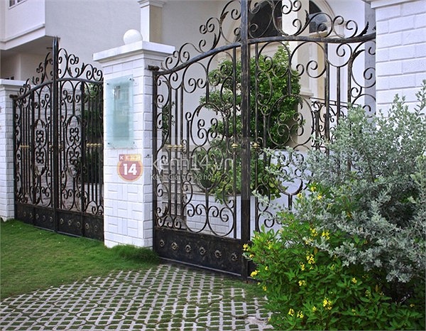 Đó là ngôi biệt thự màu trắng nằm ngay giữa trung tâm quận 7 - TP HCM.