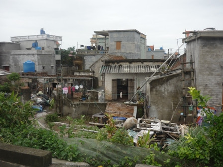 Nhà cửa xập xệ, hoang tàn sau 1 đêm bão đi qua 