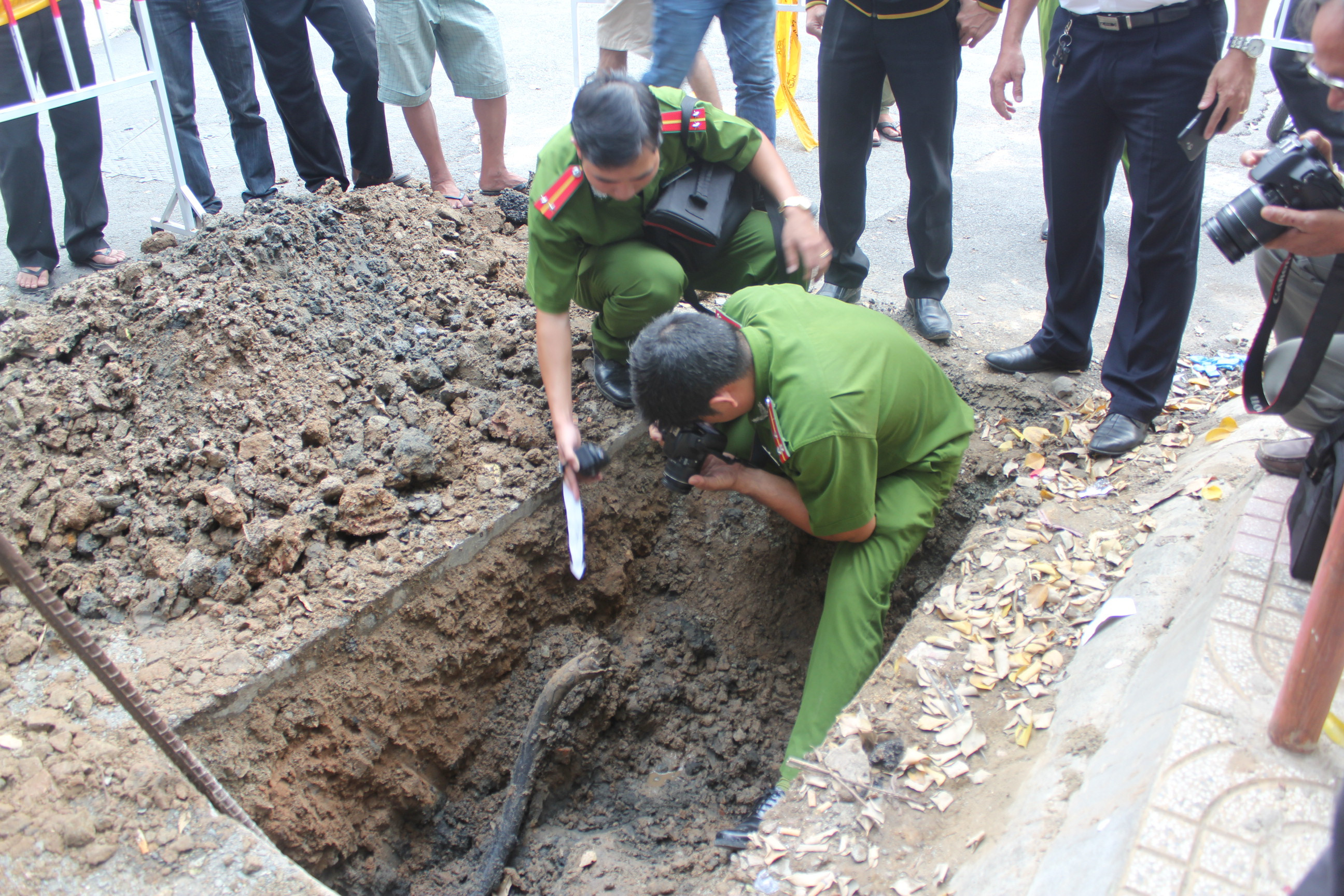 'Hố đen' phun như núi lửa: Lại kết luận... 'do triều cường'