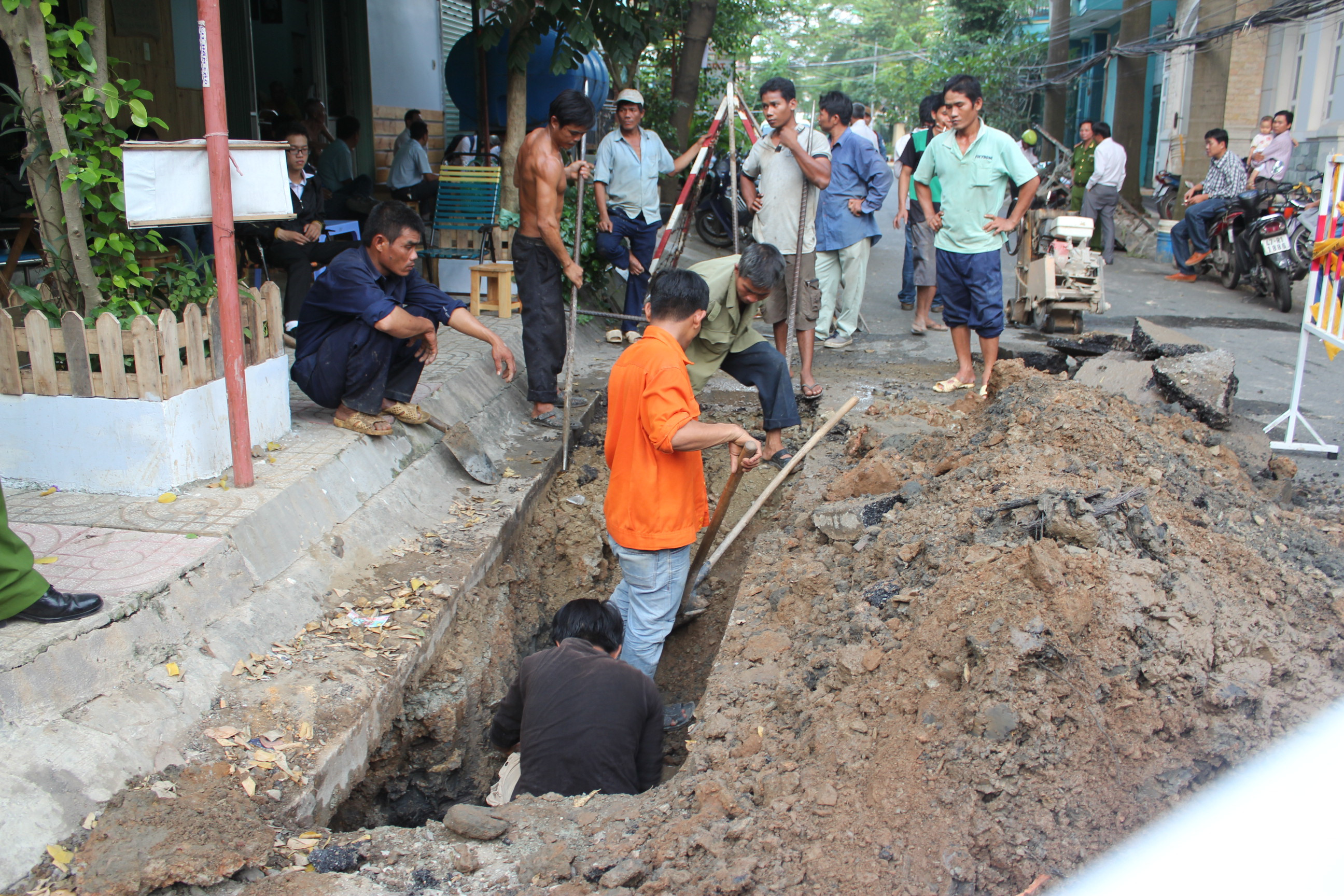 Hố đen phun như núi lửa: 'Thủ phạm' là sợi cáp điện?