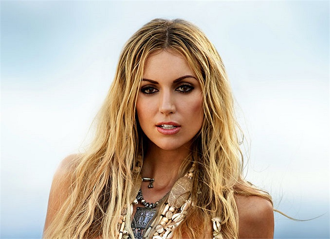 Với sự hậu thuẫn mạnh mẽ của John Henry, The Kop đã chính thức mời cựu Hoa hậu thế giới này về làm MC cho kênh truyền hình của CLB