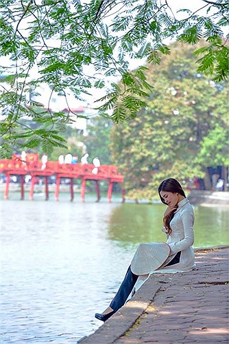 Những lúc rảnh rỗi, cô gái xinh đẹp này vẫn thường cùng bạn bè đi chụp lại những bộ ảnh áo dài gắn liền với những thời khắc đẹp nhất của 4 mùa